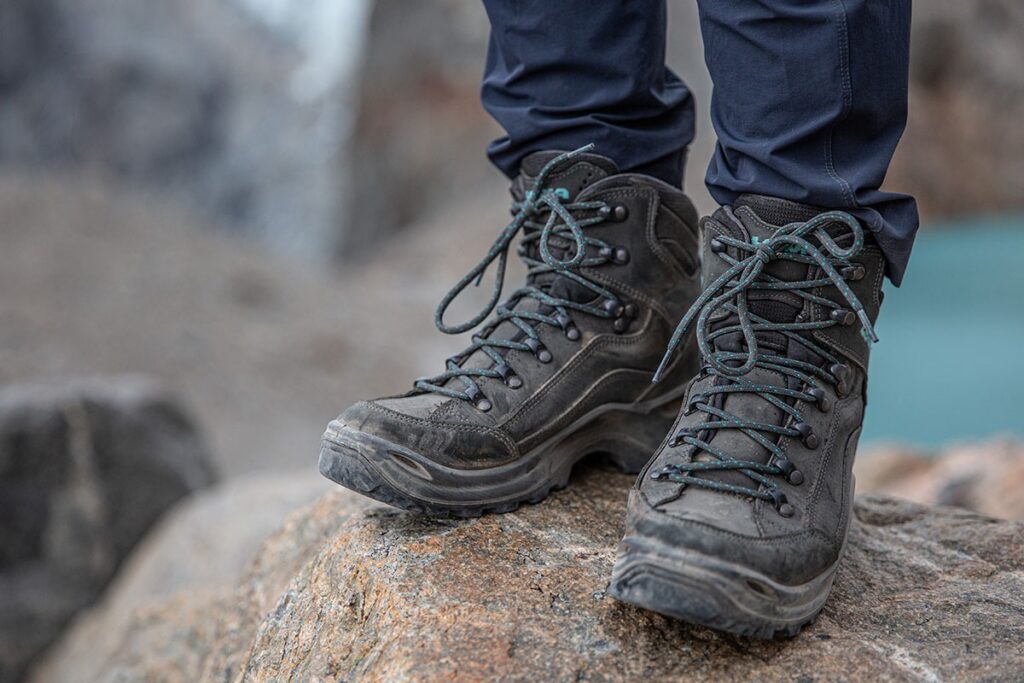 Giày trekking cổ cao hay cổ thấp tốt hơn