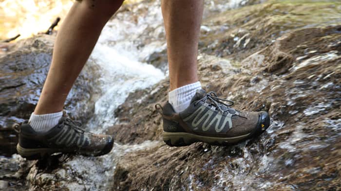 Giày trekking là dòng giày được thiết kế chuyên biệt cho việc di chuyển trên địa hình tự nhiên gồ ghề