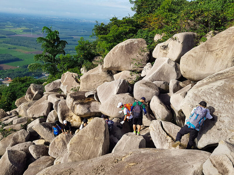 Thời điểm đẹp nhất để trekking núi Bà Đen là từ tháng 11 đến tháng 4 năm sau