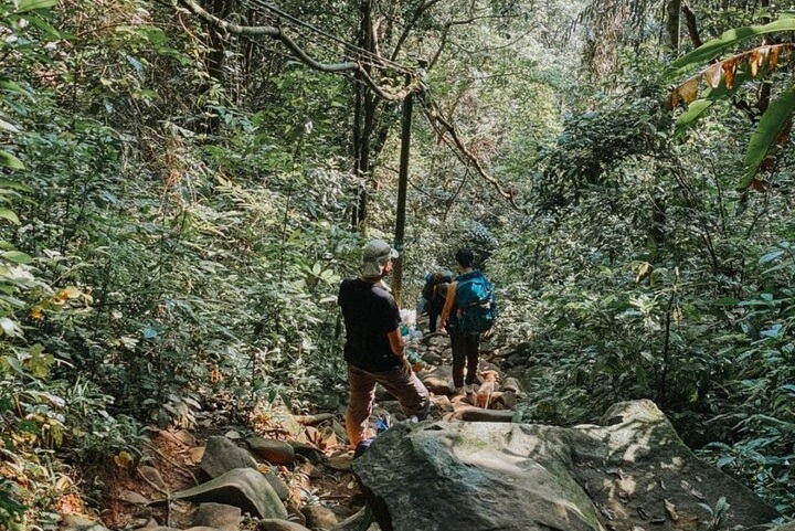 Đường cột điện – cung phổ biến nhất với dân trekking núi Bà Đen