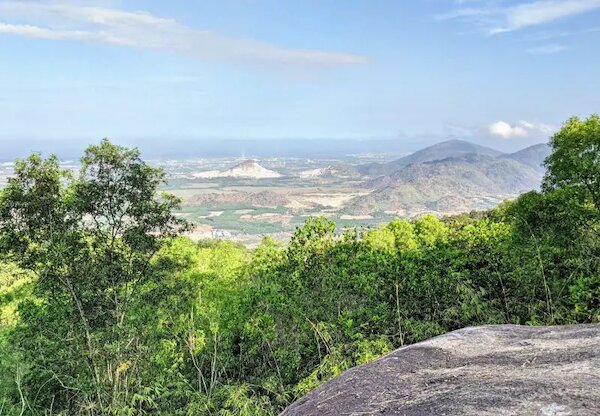 Khung cảnh xanh mát tại núi Dinh